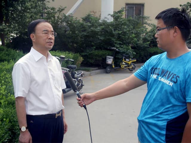 山東天意機(jī)械董事長劉洪彬作為基層共產(chǎn)黨員，今天接受了當(dāng)?shù)赜浾叩牟稍L